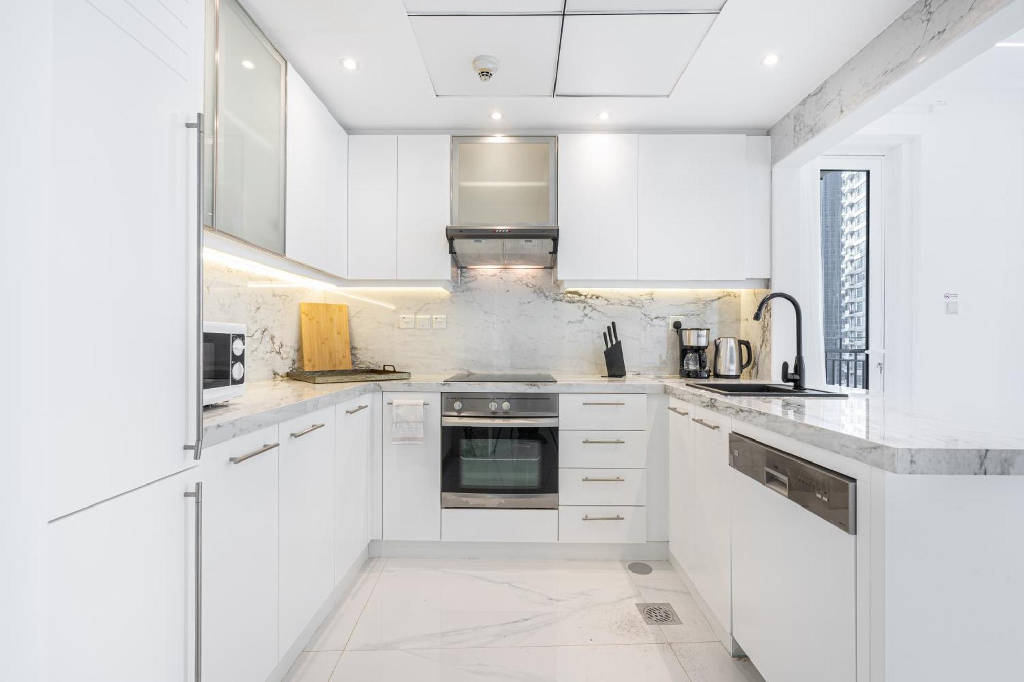 Apartment Exclusive Steps Away From Burj & Mall *
